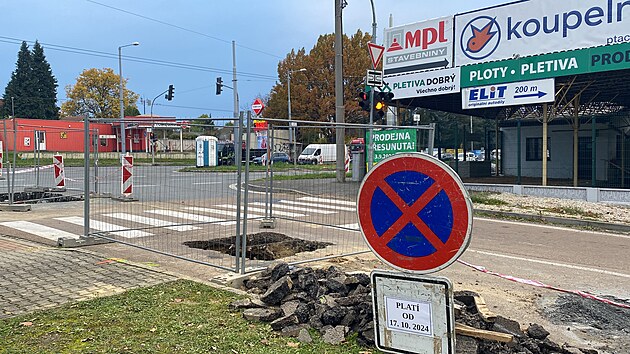 V Plzni na Rokycanské ulici se pokládá vodovodní potrubí pro dva nové velké zásobníky. (24. října 2024)