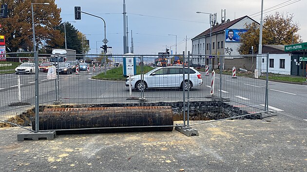 V Plzni na Rokycanské ulici se pokládá vodovodní potrubí pro dva nové velké zásobníky. (24. října 2024)