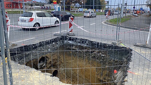 V Plzni na Rokycanské ulici se pokládá vodovodní potrubí pro dva nové velké zásobníky. (24. října 2024)
