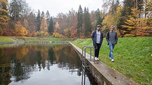 Zleva Jan Macha a Jan Vondrák, architekti z ateliéru Mjölk a představitelé spolku Lesní koupaliště (31. října 2024)