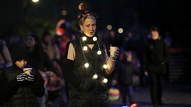 Průvod strašidelných masek s lampiony patřil k tradičním oslavám halloweenu v ostravské zoo.