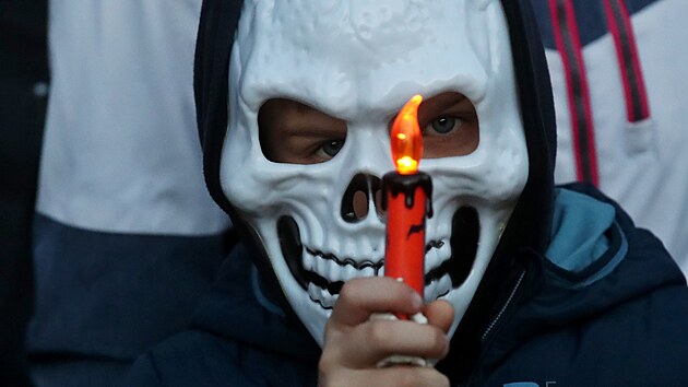 Průvod strašidelných masek s lampiony patřil k tradičním oslavám halloweenu v ostravské zoo.