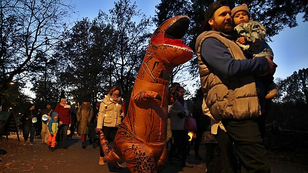 Průvod strašidelných masek s lampiony patřil k tradičním oslavám halloweenu v ostravské zoo.