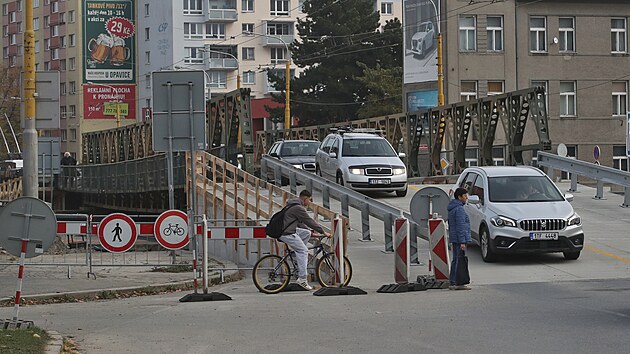 Provizorní most v páteřní Ratibořské ulici v Opavě uvedli do provozu 2. listopadu. Konstrukci původního mostu poškodila v polovině září povodeň, nový most se po demolici toho starého začne stavět na jaře příštího roku.
