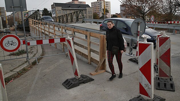 Provizorní most v páteřní Ratibořské ulici v Opavě uvedli do provozu 2. listopadu. Konstrukci původního mostu poškodila v polovině září povodeň, nový most se po demolici toho starého začne stavět na jaře příštího roku.