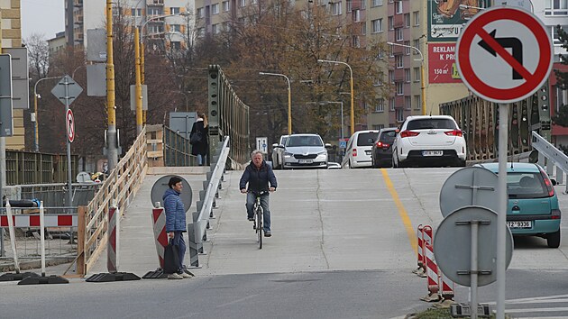 Provizorní most v páteřní Ratibořské ulici v Opavě uvedli do provozu 2. listopadu. Konstrukci původního mostu poškodila v polovině září povodeň, nový most se po demolici toho starého začne stavět na jaře příštího roku.