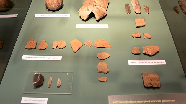 Archeologické nálezy nejsou přímo v tělesech mohyl hojné. Objevené artefakty, střepy keramiky, ale naznačují přítomnost tzv. kultury nálevkovitých pohárů.