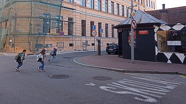 U školy chybí přechod. Děti musí přebíhat silnici s rušným provozem.