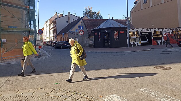 U školy chybí přechod. Chodci včetně dětí musí přebíhat silnici s rušným provozem.