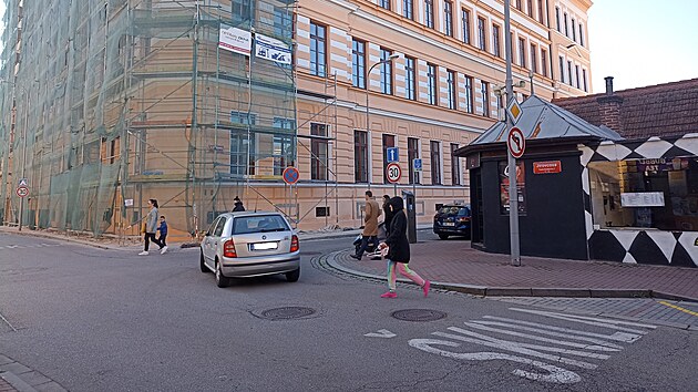 U školy chybí přechod. Chodci včetně dětí musí přebíhat silnici s rušným provozem.