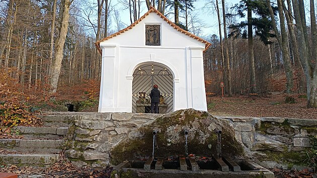 Kaplička stojí pod vrchem Křemešník u periodického pramene takzvané Zázračné či také Zlaté studánky.