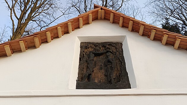 Kaplička stojí pod vrchem Křemešník u periodického pramene takzvané Zázračné či také Zlaté studánky.