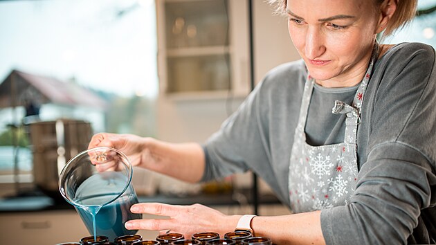 „Už můj první pokus odstartoval období vášně výroby vlastní kosmetiky. A pomohl mě i mé dceři, mně od zbláznění a jí od ekzému,“ říká podnikatelka. (5. listopadu 2024)