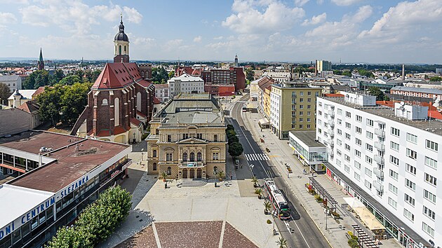 Výhled na Opavu ze šedesát metrů vysoké radniční věže. Uprostřed je budova Slezského divadla, vlevo od ní konkatedrála nanebevzetí P. Marie.