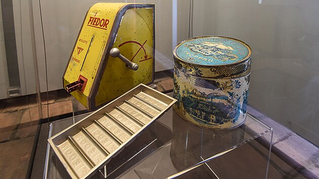 V prostoru radniční věže obdivujeme sbírku předmětů spjatých s opavskou historií – mimo jiné téměř sto let starý automat na bonbony a oplatky firmy Fiedor.