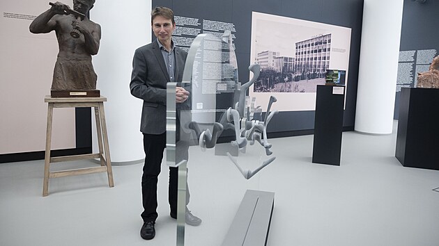 Ředitel Krajské galerie Václav Mílek ukazuje novou stálou expozici. (listopad 2024)