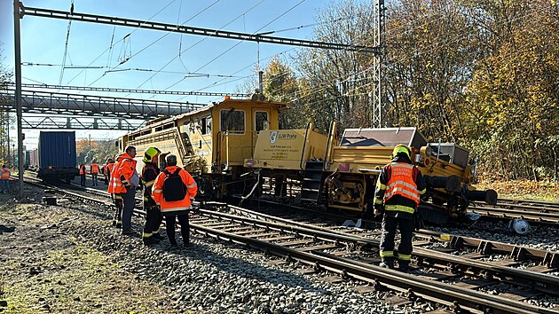 Železničářská podbíječka se v Praze srazila s nákladním vlakem. (1.11.2024)