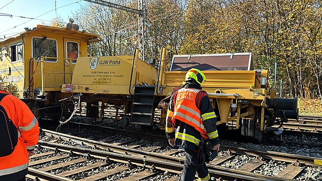 Železničářská podbíječka se v Praze srazila s nákladním vlakem. (1.11.2024)