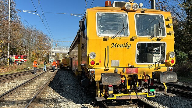 Železničářská podbíječka se v Praze srazila s nákladním vlakem. (1.11.2024)