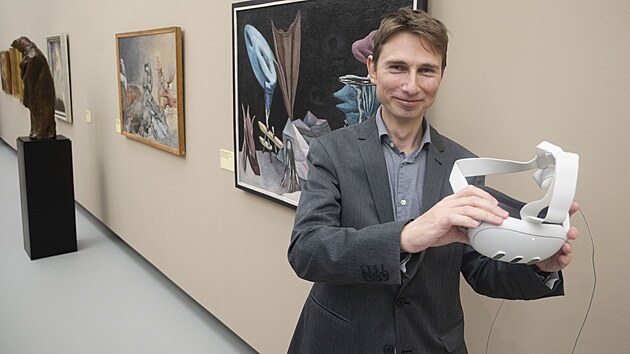 Krajská galerie výtvarného umění ve Zlíně zpřístupnila novou stálou expozici. Ředitel galerie Václav Mílek ukazuje virtuální brýle. (listopad 2024)