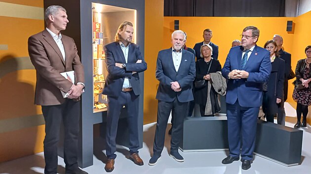 Společnosti Koh-i-Noor otevřela v Českých Budějovicích nové návštěvnické centrum. Majitel společnosti a generální ředitel Vlastislav Bříza je třetí zleva.