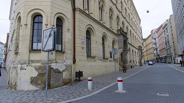V nyní nevyužité budově na rohu Jánské a Měnínské ulice v historickém centru Brna chce zdejší biskupství vybudovat vlastní základní školu.