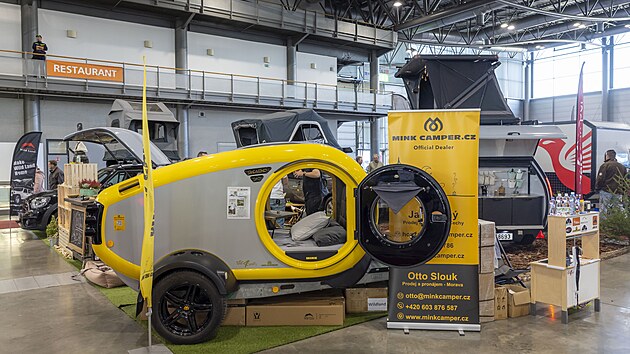 Minikaravany se spaním a výsuvnými moduly lákají na kompaktní rozměry a nízkou hmotnost.