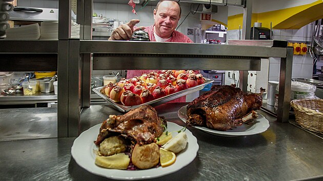 Šéfkuchař Luděk Hauser v Masných krámech v Českých Budějovicích připravuje na stůl svatomartinskou husu. Ve známé restauraci měli už koncem pracovního týdne stovky rezervací.