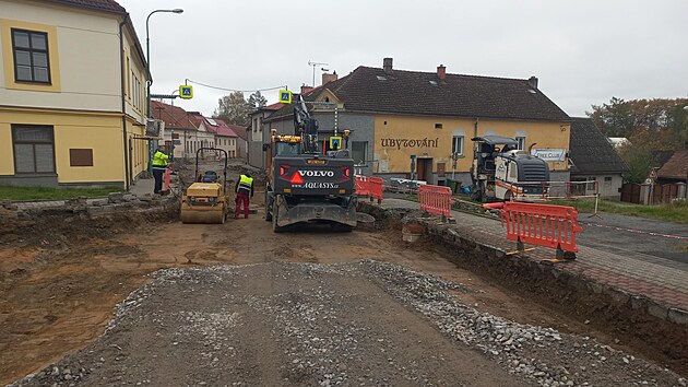 Starou kanalizaci objevili dělníci při rekonstrukci silnice 23 procházející skrz náměstí v Krucemburku.