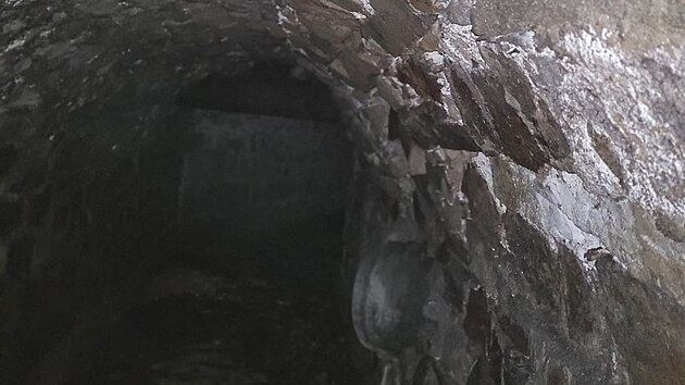 Starou kanalizaci objevili dělníci při rekonstrukci silnice 23 procházející skrz náměstí v Krucemburku. Traduje se, že se v ní za války dva měsíce skrýval jeden z místních občanů.