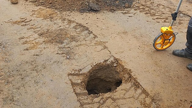 Starou kanalizaci objevili dělníci při rekonstrukci silnice 23 procházející skrz náměstí v Krucemburku. Propadli se do ní otvorem o průměru zhruba čtyřiceti centimetrů.