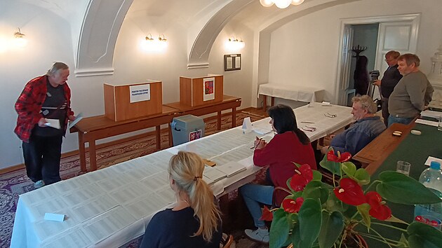 Občané Počátek v referendu hlasují, zda jsou pro výstavbu větrných elektráren. Město několik nabídek od investorů dostalo, s vybraným uchazečem ladí podmínky smlouvy. Pokud lidé větrníky odmítnou, na dva se celá záležitost zastaví.