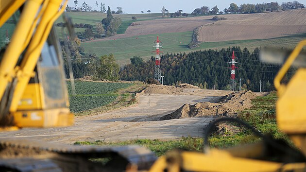 V trase budoucího obchvatu Brtnice začala skrývka ornice. Nová silnice by dopravu z města měla odvést v roce 2027.