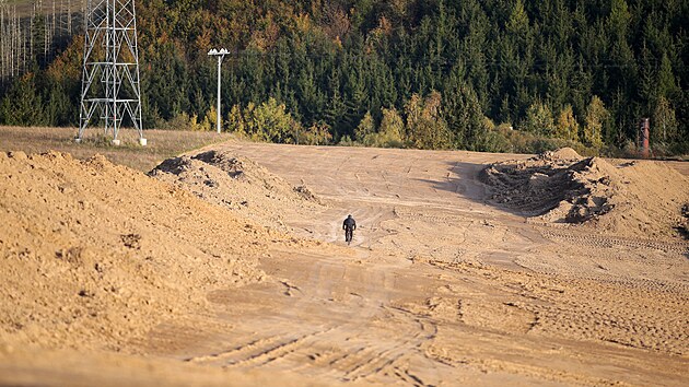 V trase budoucího obchvatu Brtnice začala skrývka ornice. Nová silnice by dopravu z města měla odvést v roce 2027.