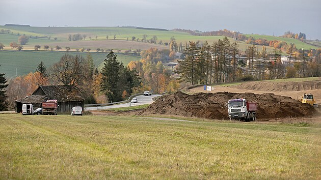V trase budoucího obchvatu Brtnice začala skrývka ornice. Nová silnice by dopravu z města měla odvést v roce 2027.
