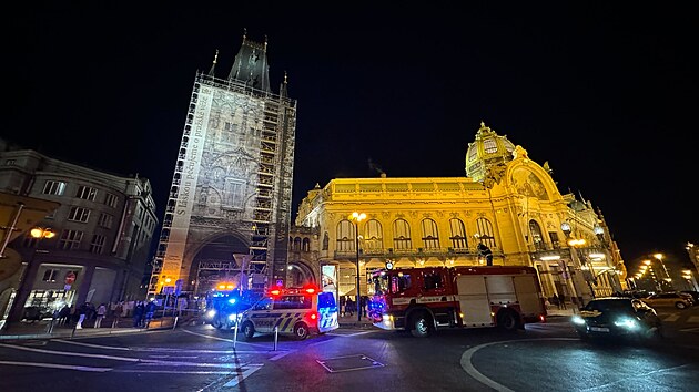 Řidič vozidla odtahové služby strhl v centru Prahy na Prašné bráně lešení. (2. listopadu 2024)