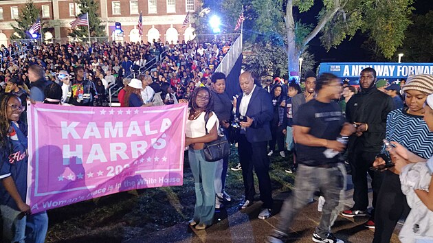 Uvnitř areálu Howardovy univerzity se scházejí příznivci Kamaly Harrisové. (6. listopadu 2024)