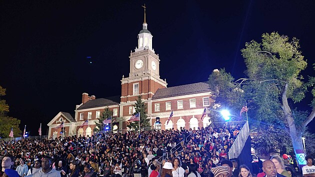 Uvnitř areálu Howardovy univerzity se scházejí příznivci Kamaly Harrisové. (6. listopadu 2024)