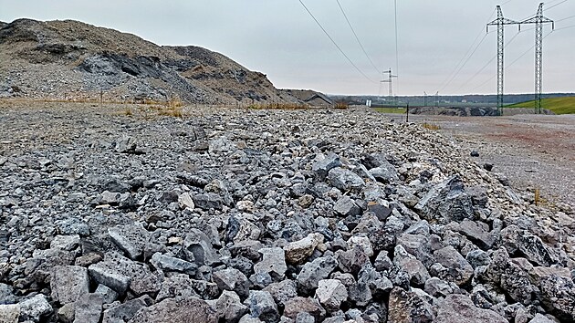 Firma Akupi vrší na svých pozemcích u Dívčic na Českobudějovicku tuny strusky z Rakouska. Okolním obcím to vadí a podávají trestní oznámení.