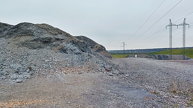 Firma Akupi vrší na svých pozemcích u Dívčic na Českobudějovicku tuny strusky z Rakouska. Okolním obcím to vadí a podávají trestní oznámení.