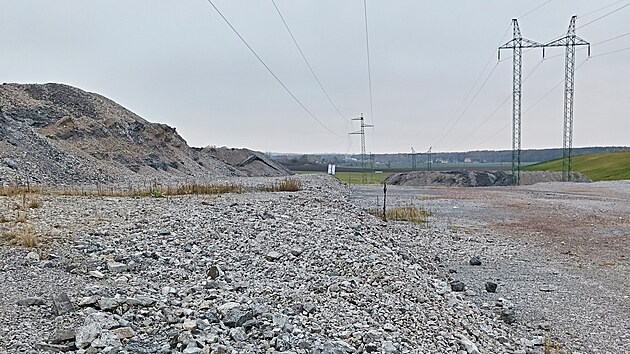 Firma Akupi vrší na svých pozemcích u Dívčic na Českobudějovicku tuny strusky z Rakouska. Okolním obcím to vadí a podávají trestní oznámení.