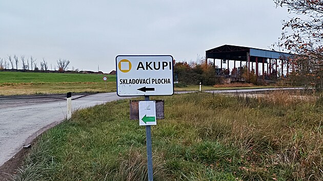 Firma Akupi vrší na svých pozemcích u Dívčic na Českobudějovicku tuny strusky z Rakouska. Okolním obcím to vadí a podávají trestní oznámení.