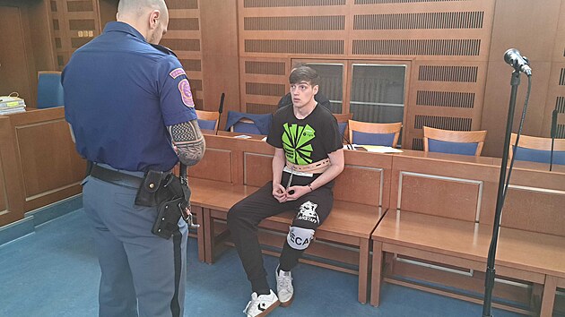 Obžalovaný Jakub Tůma si u Krajského soudu v Hradci Králové vyslechl doživotní trest. (8. listopadu 2024)