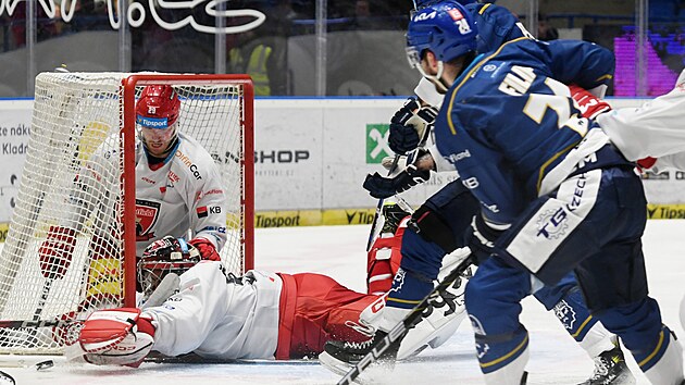 Petr Kalina z Hradce Králové pomáhá brankáři Stanislavu Škorvánkovi zachraňovat...