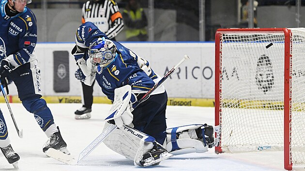 Kladenský brankář Štěpán Lukeš marně máchá lapačkou, puk po střele Alexe...