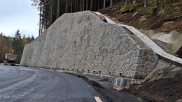 Položením poslední vrstvy asfaltu v těchto dnech vrcholí úprava 800 metrů dlouhého úseku bečovských serpentin na silnice I/20. (1. listopadu 2024)