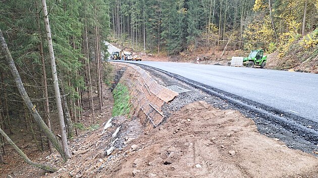 Položením poslední vrstvy asfaltu v těchto dnech vrcholí úprava 800 metrů dlouhého úseku bečovských serpentin na silnice I/20. (1. listopadu 2024)
