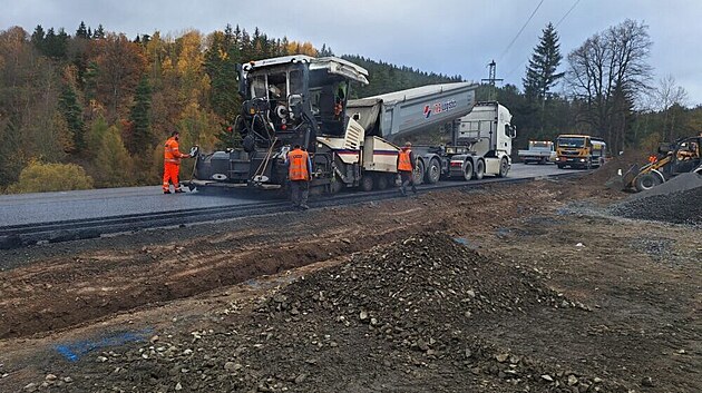 Položením poslední vrstvy asfaltu v těchto dnech vrcholí úprava 800 metrů dlouhého úseku bečovských serpentin na silnice I/20. (1. listopadu 2024)