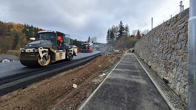 Položením poslední vrstvy asfaltu v těchto dnech vrcholí úprava 800 metrů dlouhého úseku bečovských serpentin na silnice I/20. (1. listopadu 2024)