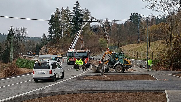 Práce na úpravě silničních serpentin u Bečova nad Teplou zatím stále pokračují. (7. listopadu 2024)